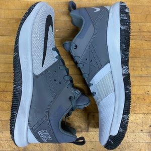 Nike fly by low 2 basket ball shoes nwot